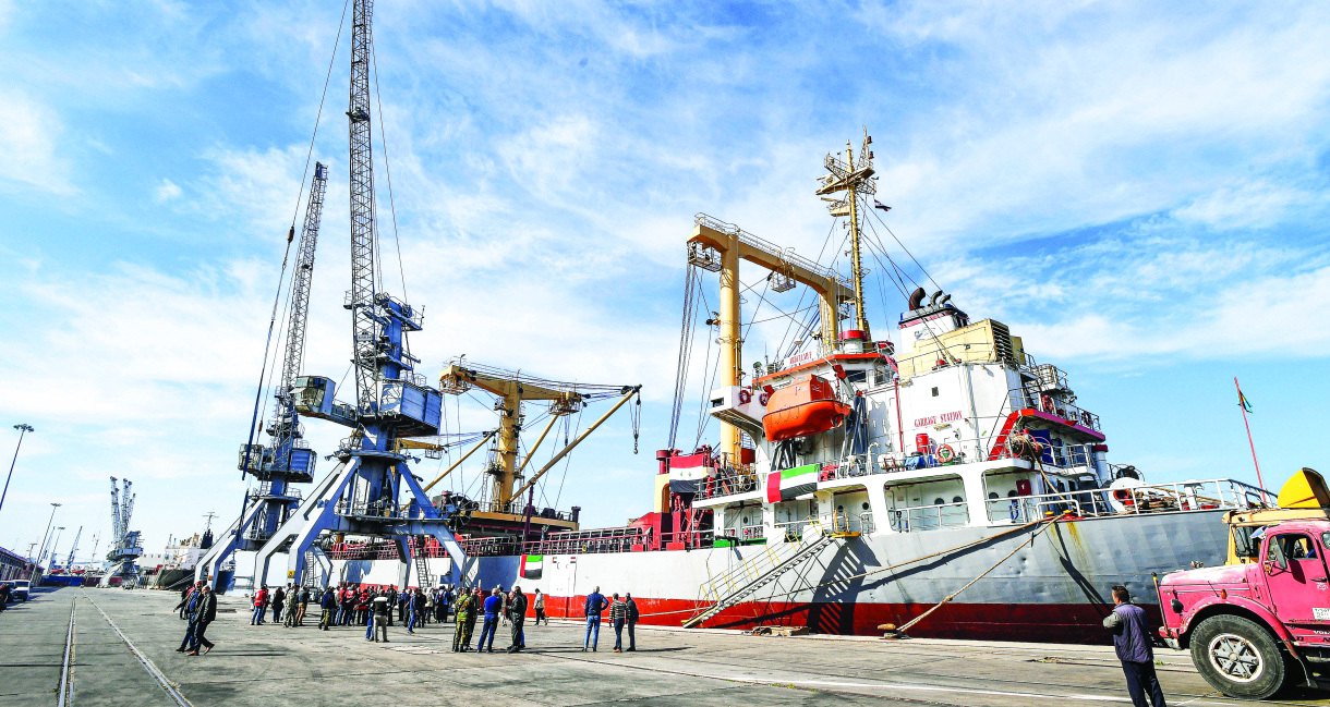 الصورة : سفينة المساعدات لدى وصولها ميناء اللاذقية