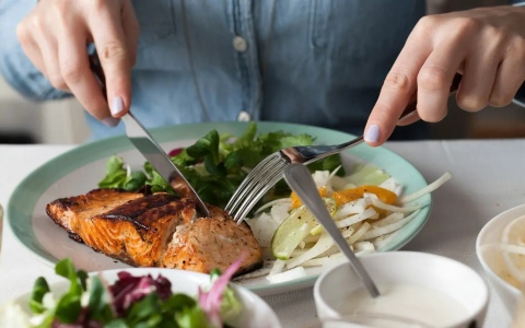 الصورة: الصورة: 4 أعراض عند تناول الطعام قد تشير إلى نقص الحديد في الجسم