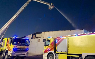 الصورة: الصورة: السيطرة على حريق مستودعين في دبي