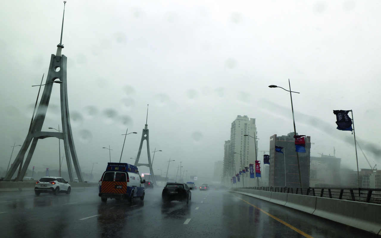 أمطار الخير تهطل على دبي ومناطق متفرقة من الدولة