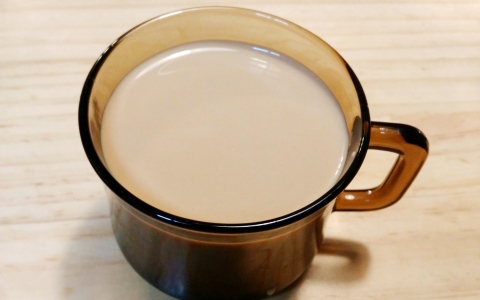 الصورة: الصورة: ماذا يحدث لصحتك عند شرب القهوة بالحليب على معدة فارغة؟