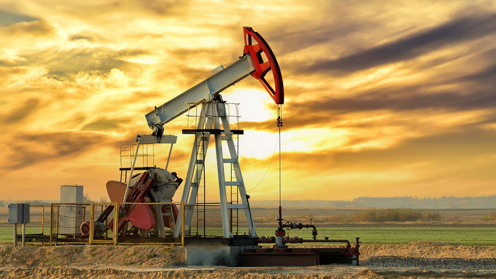 النفط يرتفع إلى أعلى مستوى في أسبوع مع انخفاض الدولار