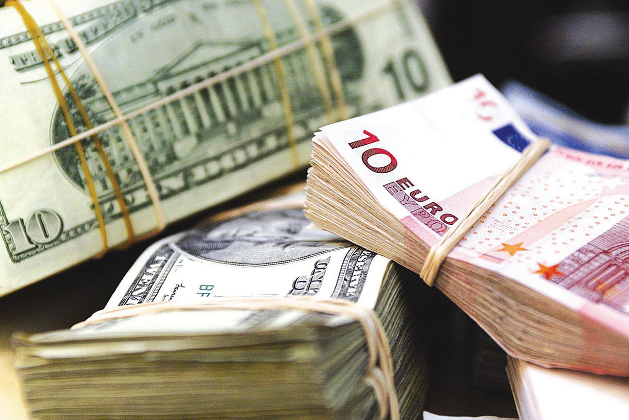 انخفاض حاد لليورو والإسترليني بضغط مخاوف بنوك أوروبية