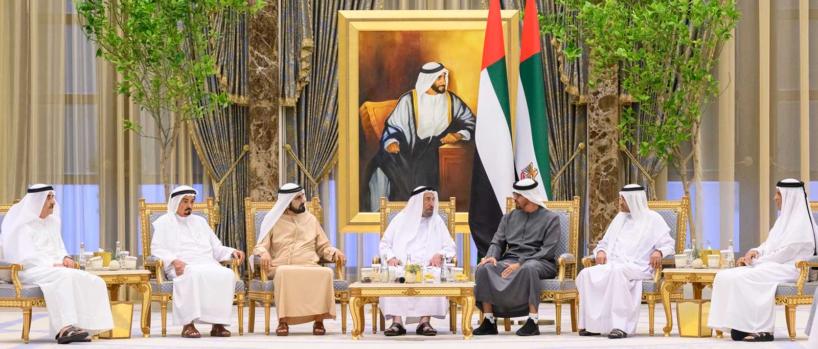 رئيس الدولة يستقبل محمد بن راشد والحكام والشيوخ في قصر الوطن