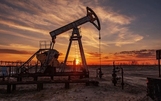 النفط يتحرك في نطاق ضيق وسط مخاوف المعروض وأزمة المصارف الأمريكية