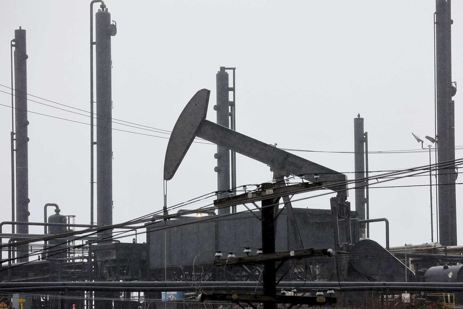 النفط يغلق مرتفعاً وسط آمال تراجع أزمة المصارف