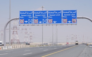 شرطة أبوظبي: تطبيق "السرعة الدُنيا" على طريق الشيخ محمد بن راشد بداية أبريل