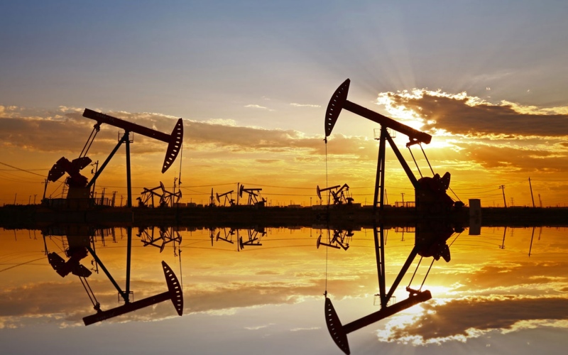 الصورة: الصورة: أسعار النفط ترتفع مع انخفاض مخزونات الخام الأمريكية