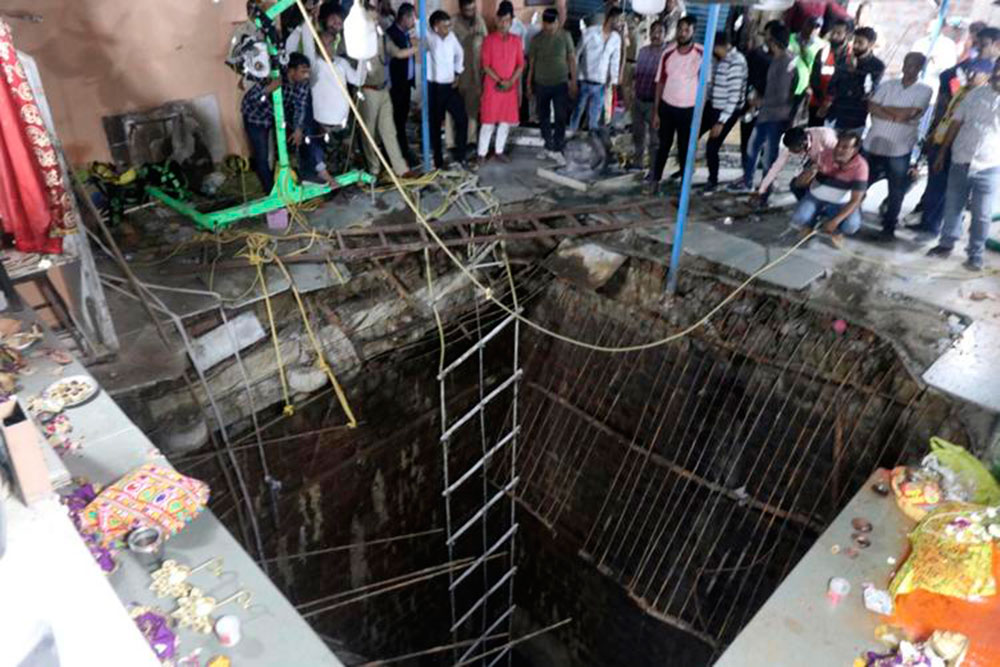 وفاة 35 شخصاً بعد سقوطهم في بئر بالهند