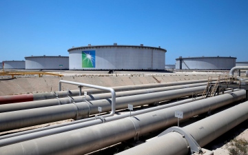 الصورة: الصورة: السعودية تخفض طوعاً إنتاجها النفطي 500 ألف برميل يومياً
