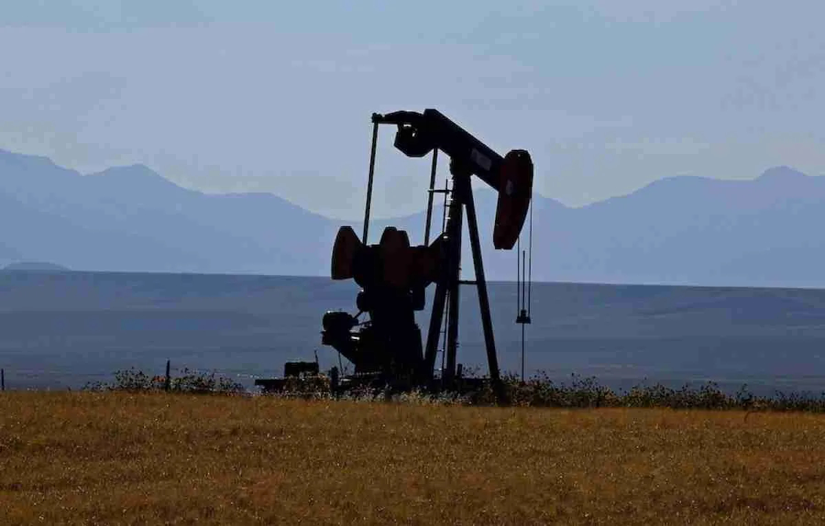 سلطنة عُمان تخفض إنتاجها النفطي طواعية 40 ألف برميل يومياً
