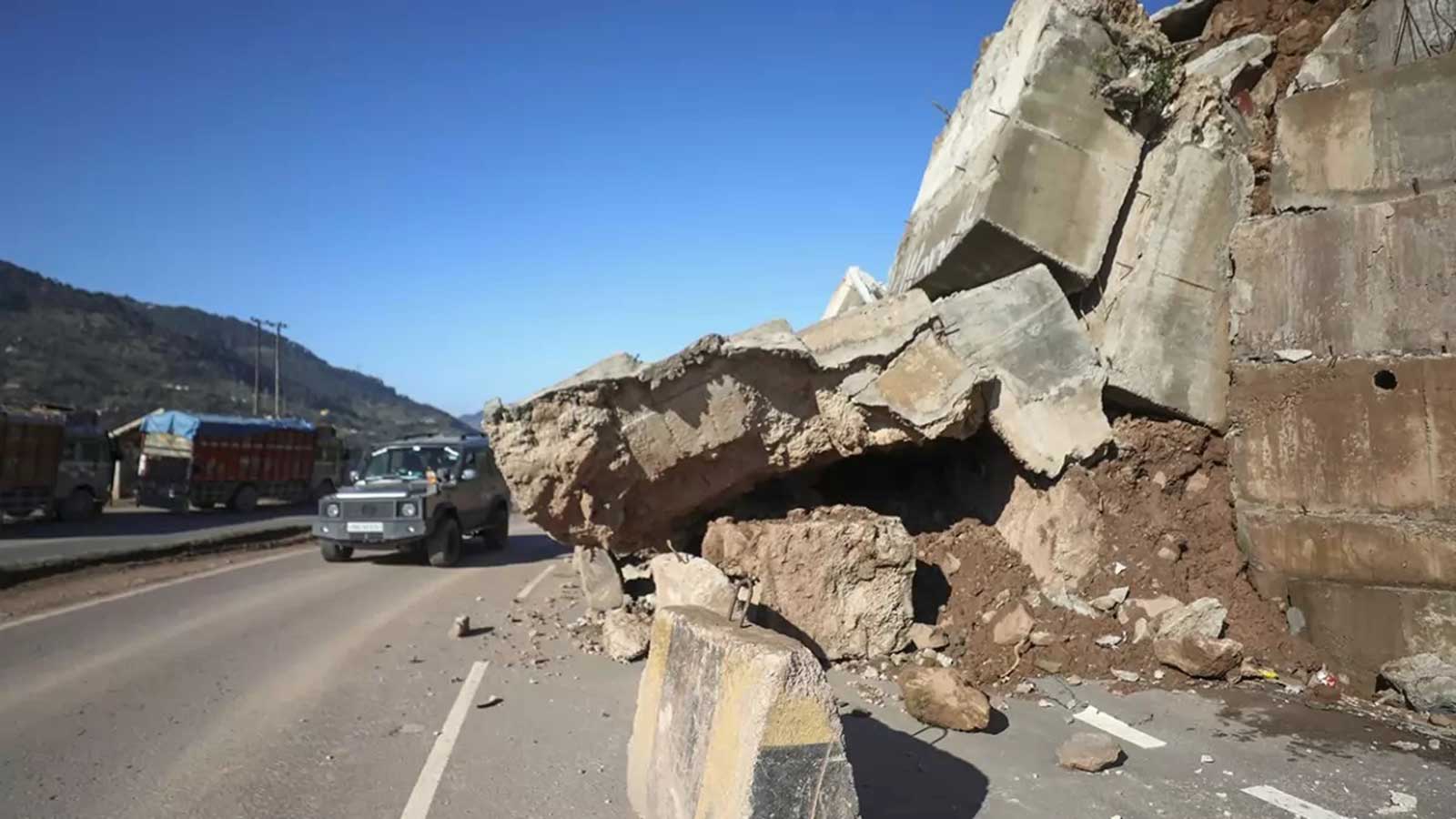 الانهيارات الأرضية تؤثر بالطرق السريعة في باكستان