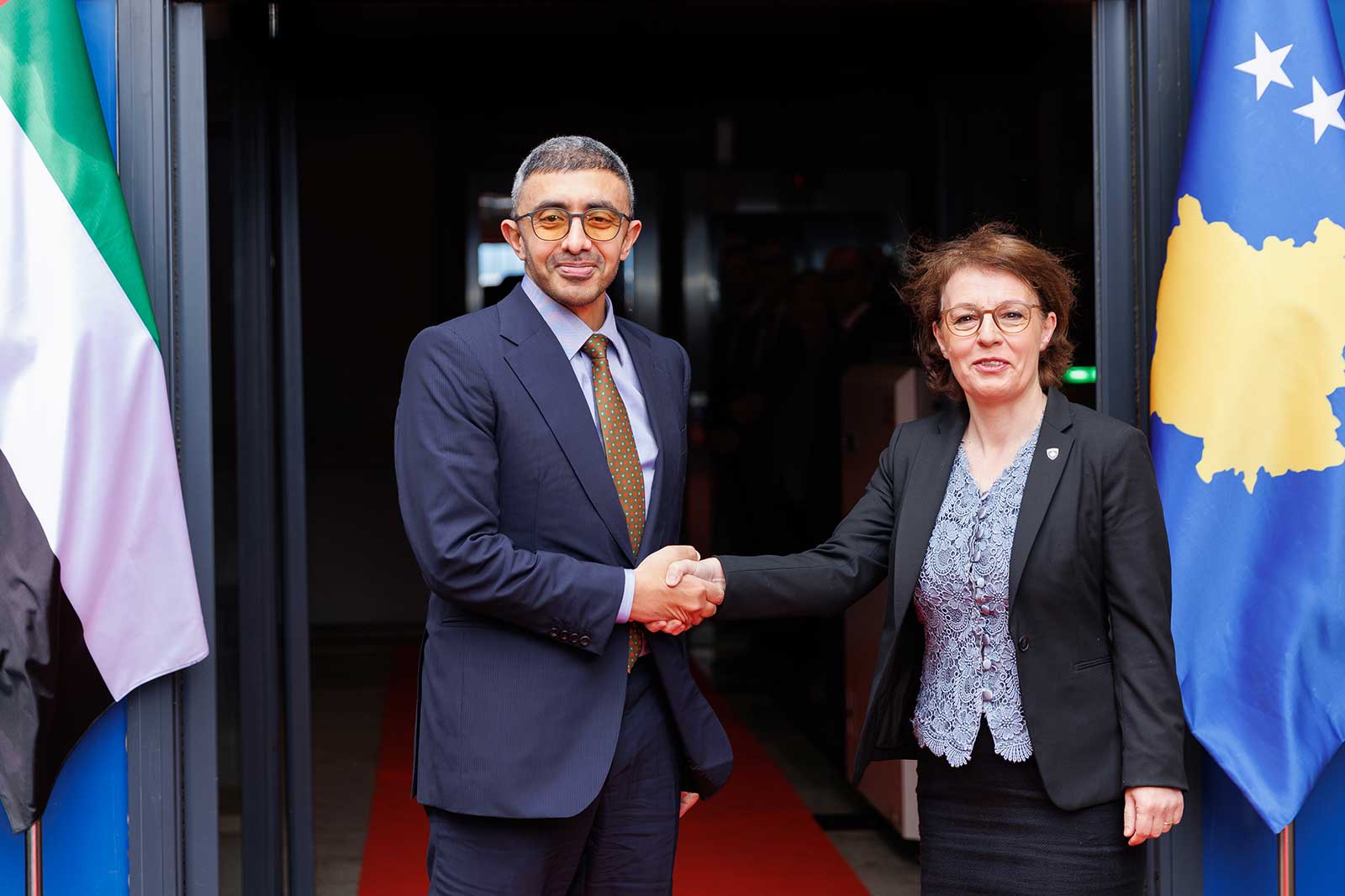 عبد الله بن زايد يلتقي نائبة رئيس الوزراء وزيرة خارجية كوسوفو