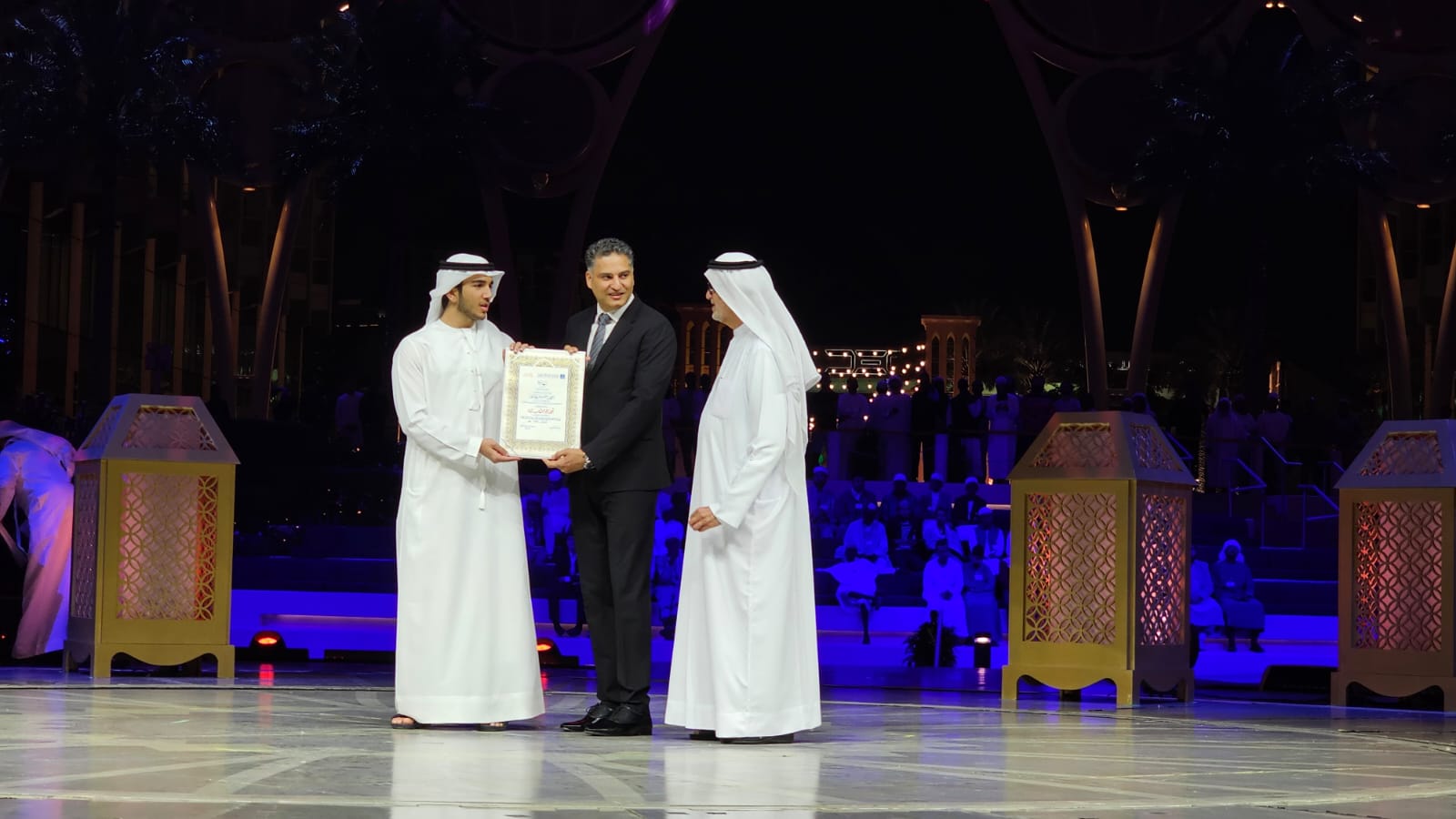 محمد بن راشد بن محمد بن راشد يكرم أحمد عمر هاشم بجائزة الشخصية الإسلامية في جائزة دبي للقرآن