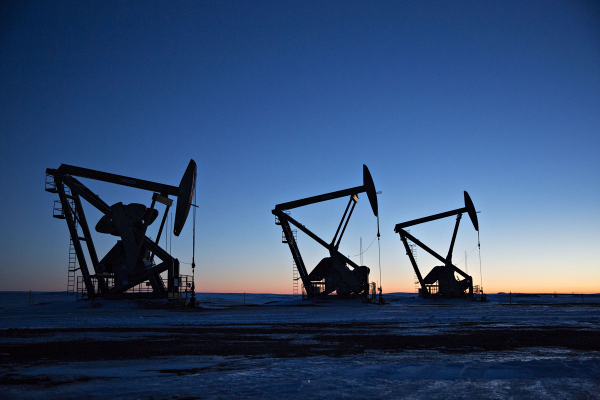 النفط يتراجع بعد بيانات اقتصادية أمريكية ضعيفة