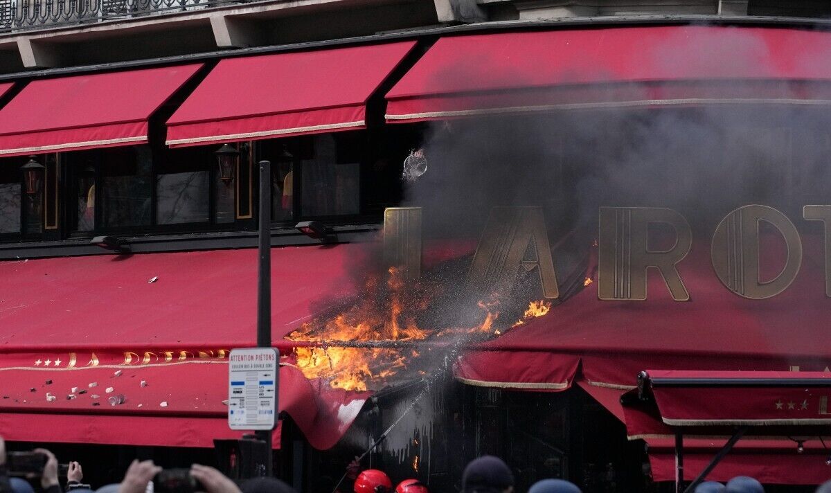 محتجون يضرمون النار في مطعم ماكرون المفضل بباريس