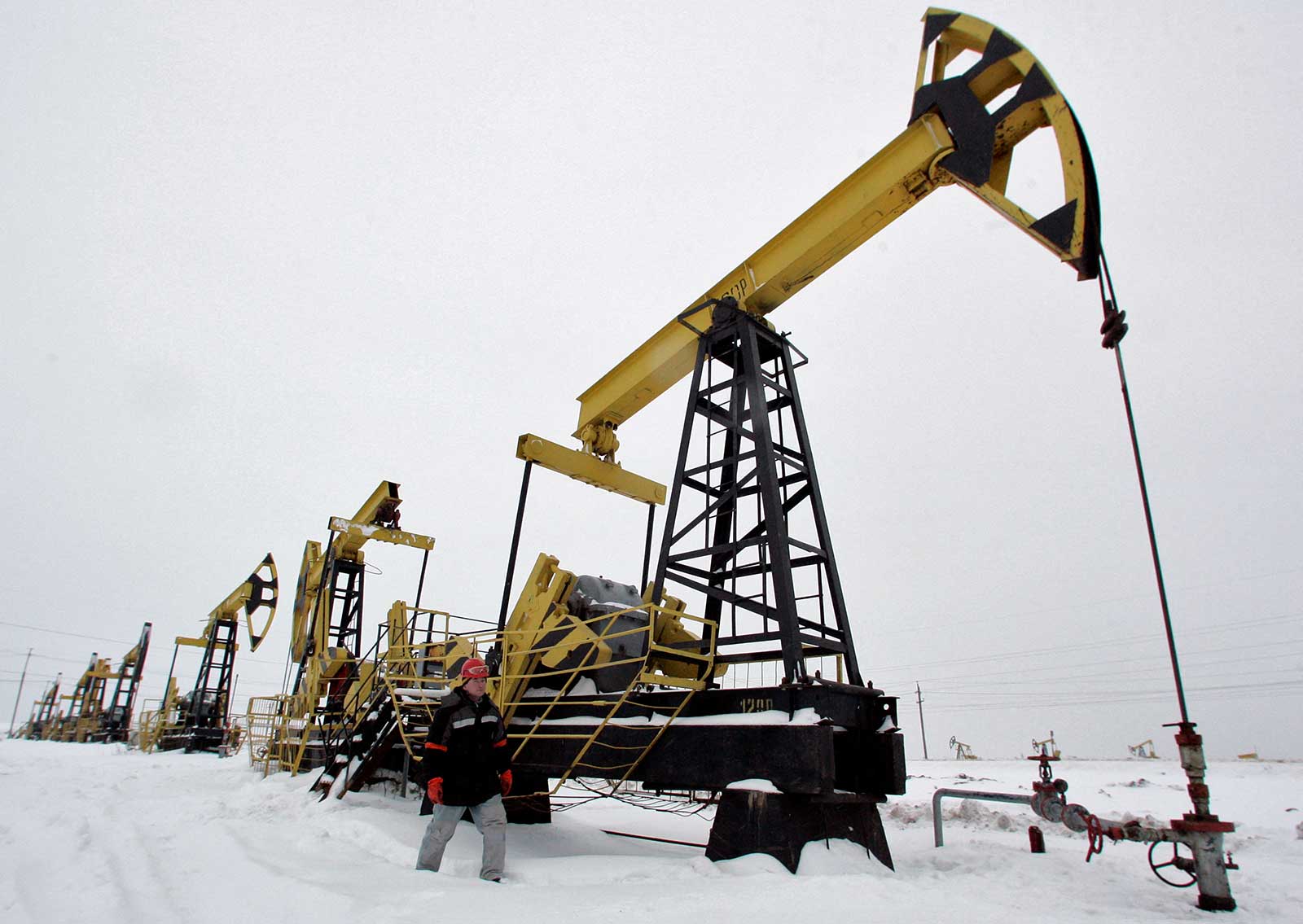 روسيا تخفض إنتاجها النفطي بمقدار 700 ألف برميل يومياً