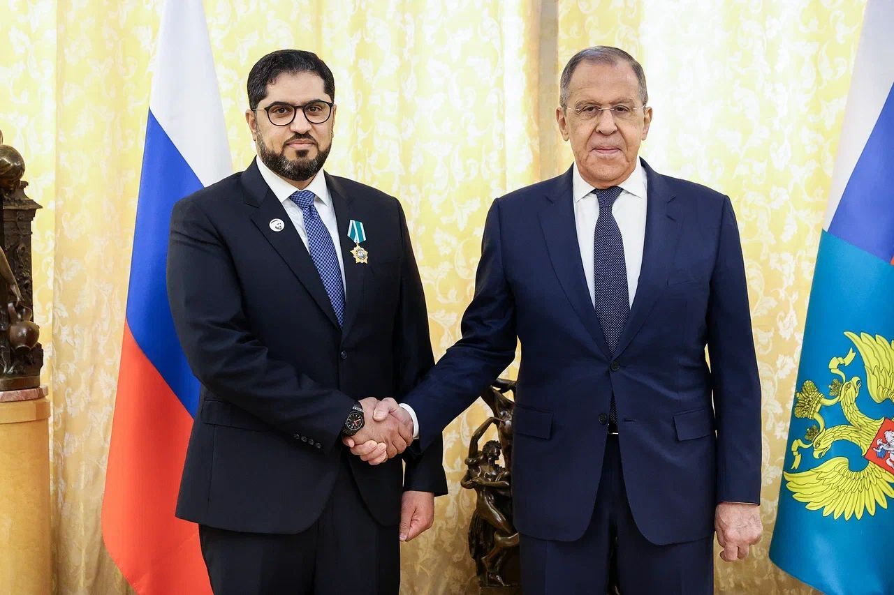 وزير خارجية روسيا الاتحادية يقلّد سفير الإمارات وسام الصداقة