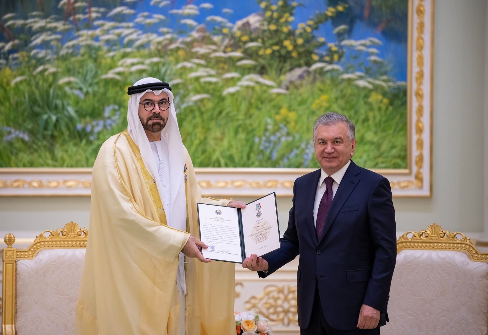رئيس أوزبكستان يمنح محمد القرقاوي وسام الصداقة من الدرجة العليا