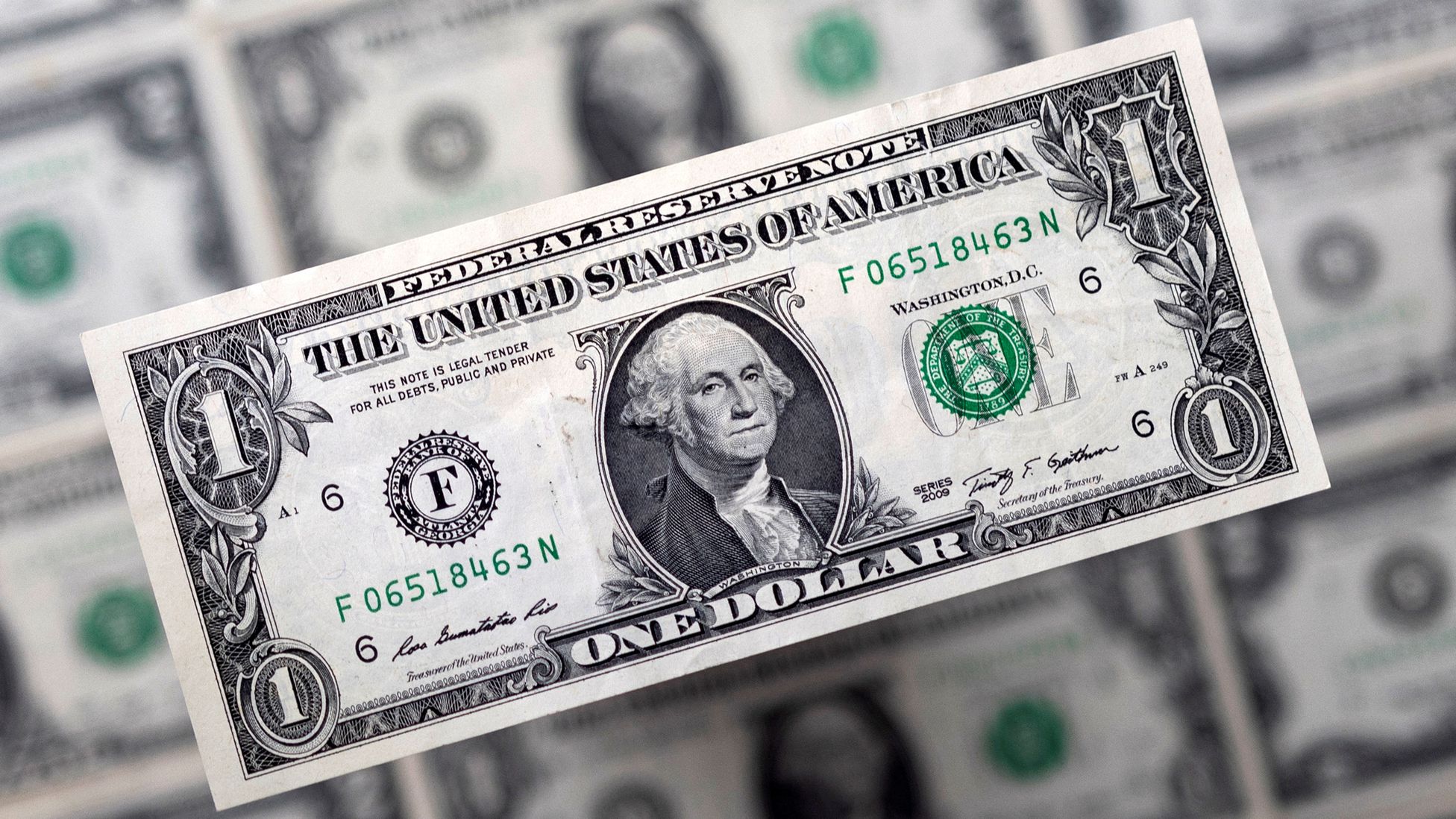 الدولار يرتفع مدعوماً برهانات رفع المركزي الأمريكي لأسعار الفائدة
