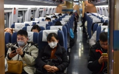 الصورة: الصورة: الصين تلغي إلزامية ارتداء كمامات الوجه في المواصلات العامة