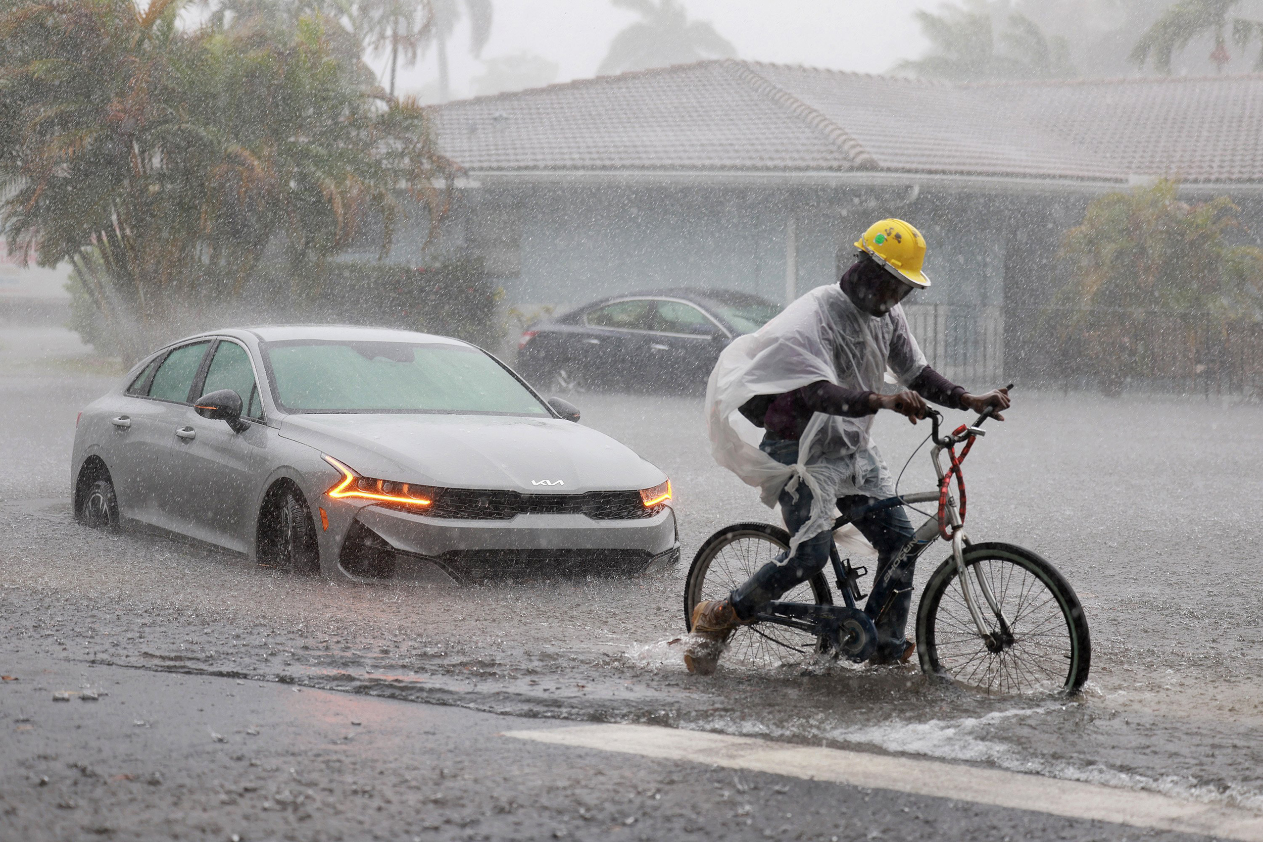 أمطار غزيرة تشل الحياة في فلوريدا
