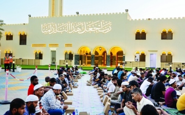 الصورة: الصورة: موعد الإفطار في مسجد الشيخ حميد بن راشد النعيمي بعجمان