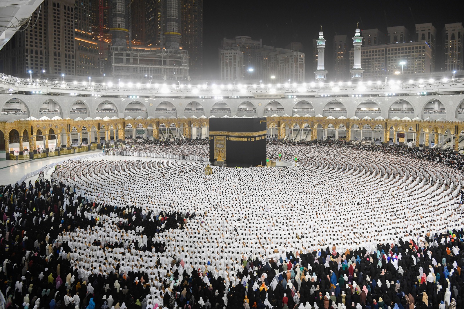 مليون ونصف المليون مصلٍ ومعتمر بالمسجد الحرام ليلة 25 من رمضان