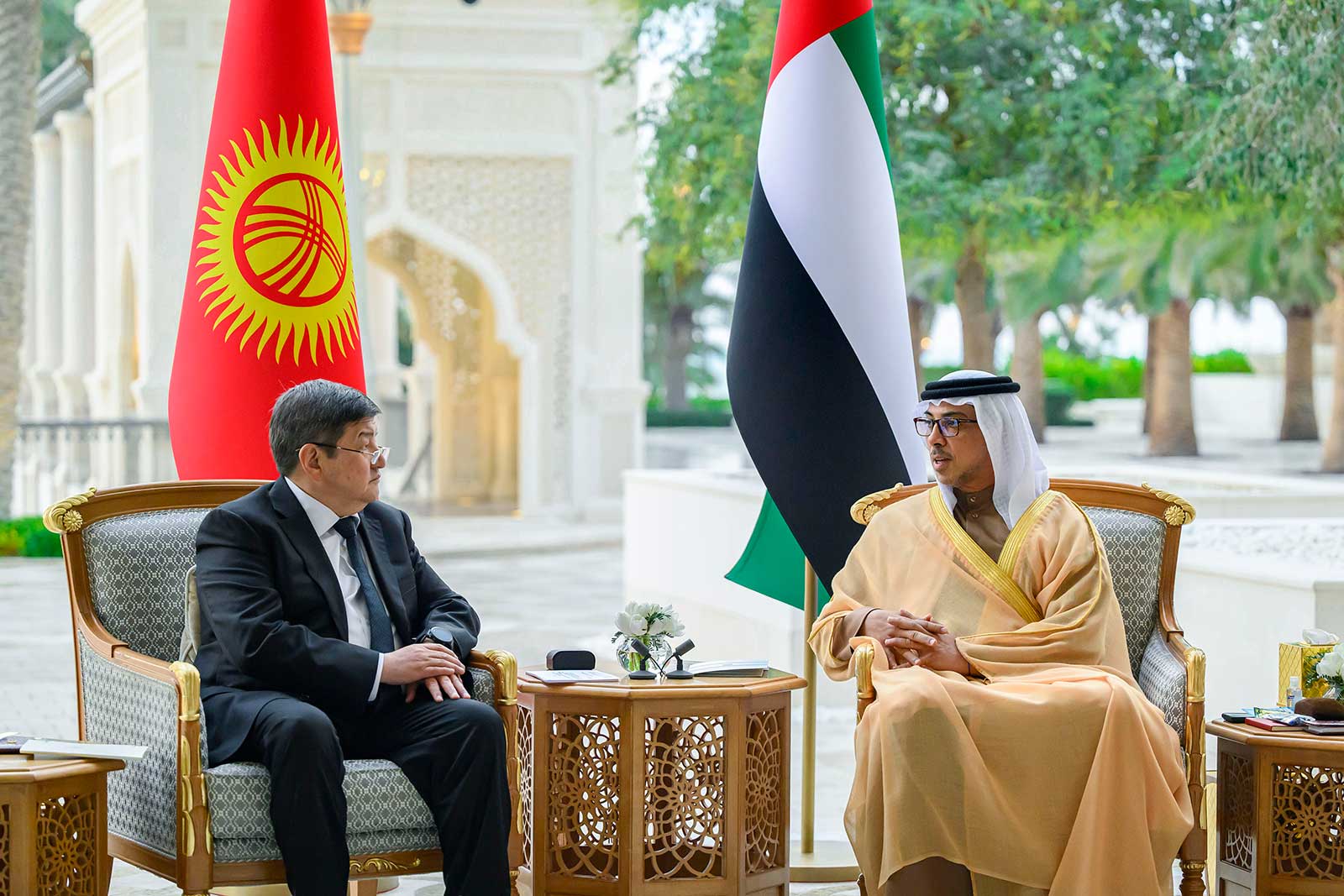 منصور بن زايد يلتقي رئيس وزراء قرغيزستان