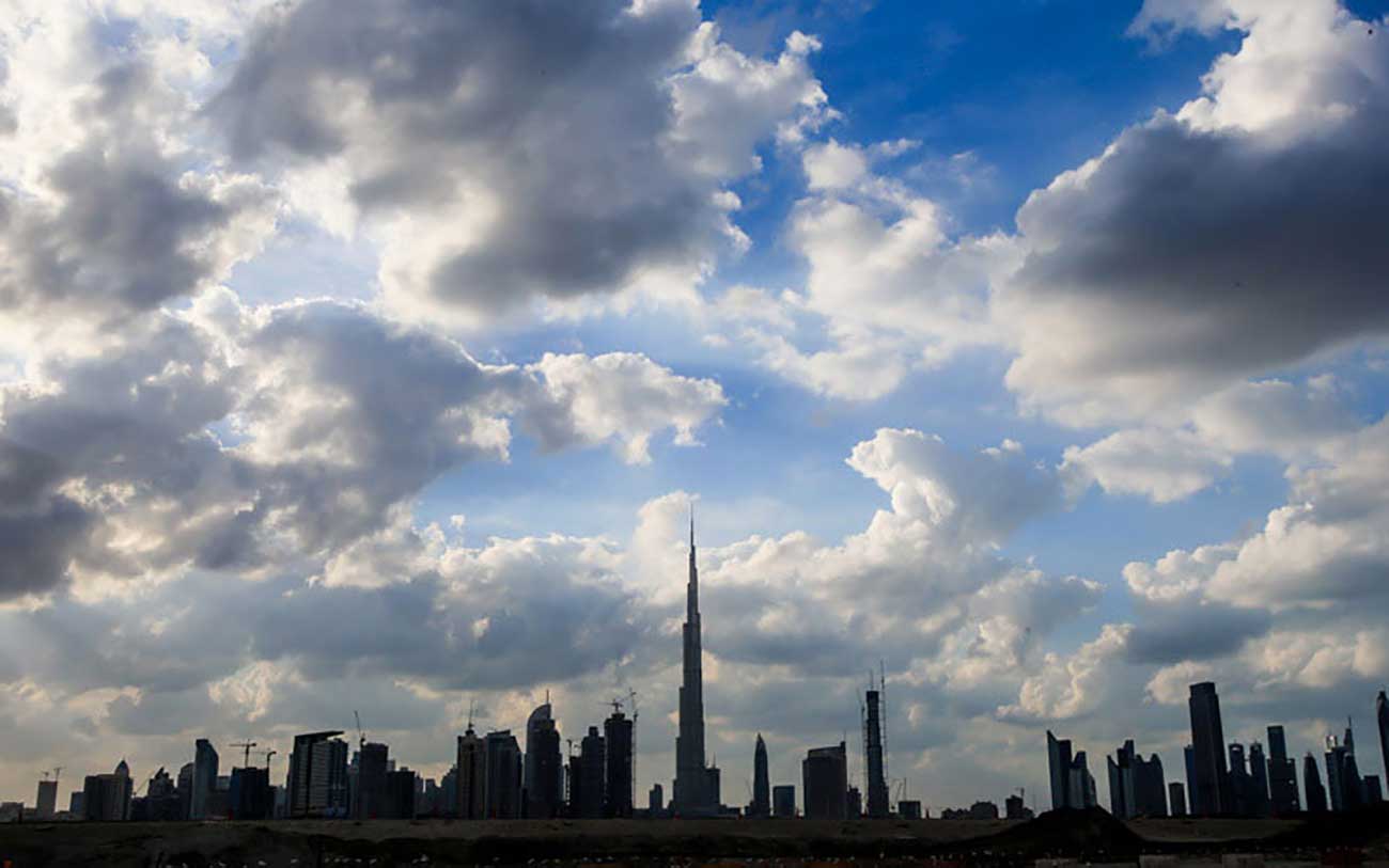 طقس الإمارات غائم مع احتمال سقوط أمطار غداً