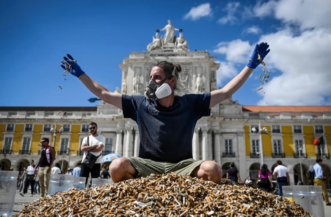 ناشطون بيئيون يجمعون 650 ألفاً من أعقاب السجائر