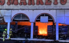 الصورة: الصورة: دفاع مدني رأس الخيمة يسيطر على حريق مركز تجاري دون إصابات