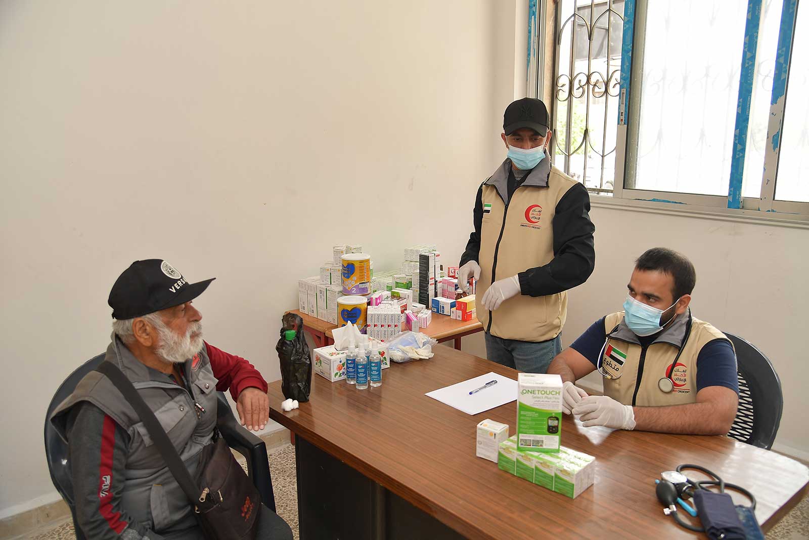 «الهلال الأحمر الإماراتي» ينظم قافلة طبية بريف اللاذقية السورية