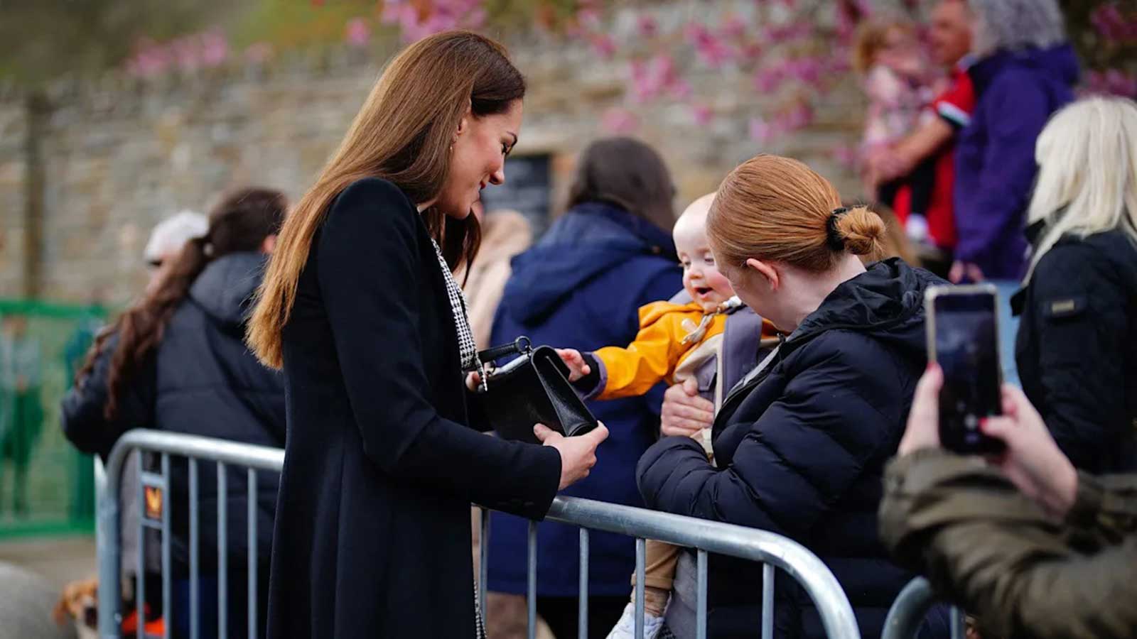 طفل يضع الأميرة البريطانية كيت في موقف طريف
