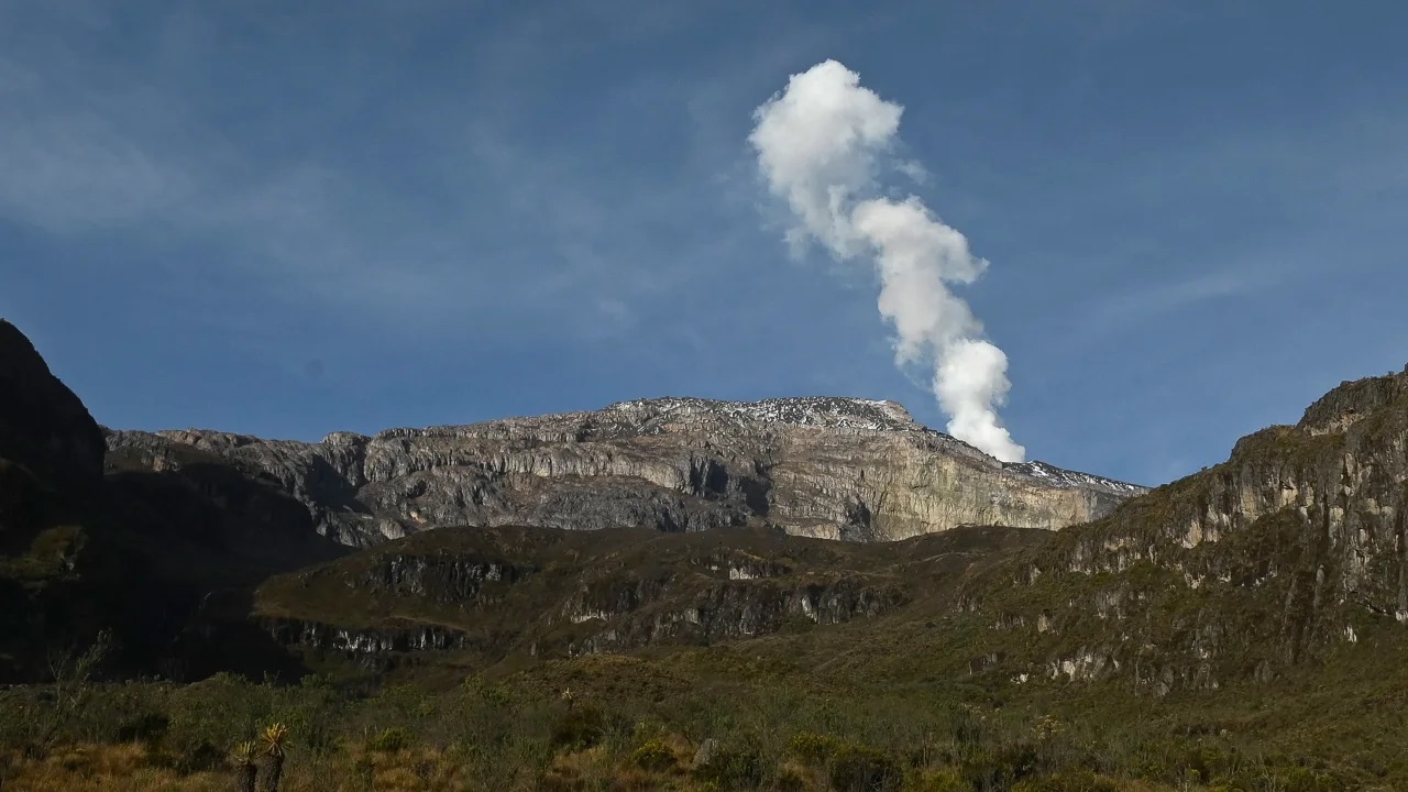 كولومبيا تحض سكان المناطق القريبة من بركان نشط على إخلائها