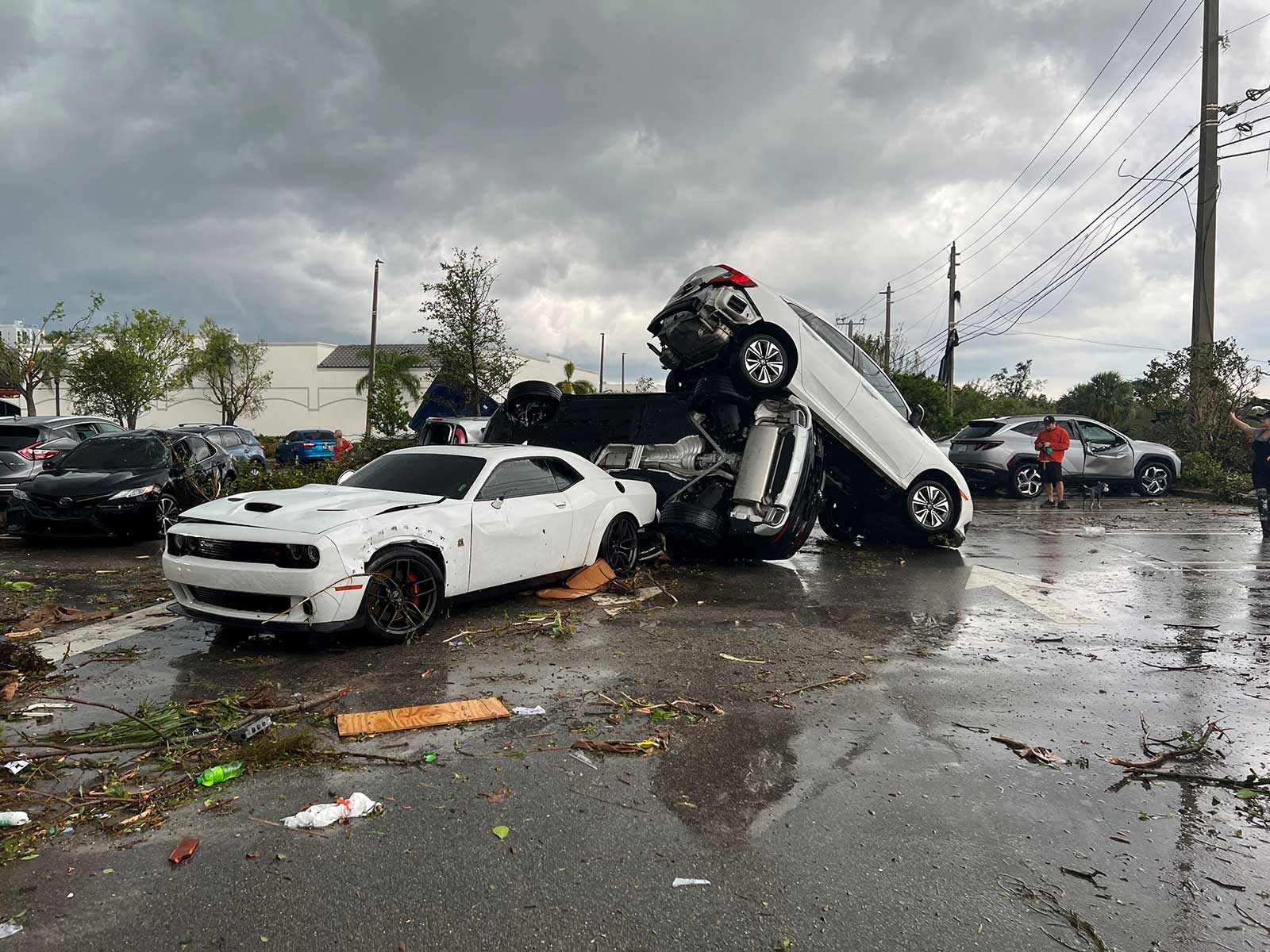 إعصار قمعي يقلب السيارات في فلوريدا