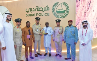 الصورة: الصورة: وزير داخلية ليبيريا يطلع على خدمات شرطة دبي بسوق السفر العربي