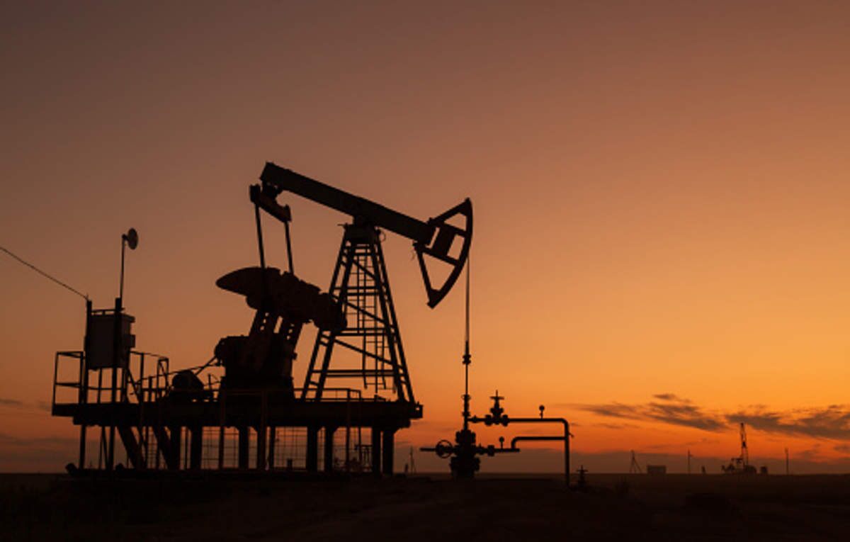 النفط يسجل ثالث خسارة أسبوعية رغم قفزة الأسعار