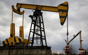 الصورة: الصورة: أسعار النفط تقفز أكثر من 2% عند الإغلاق