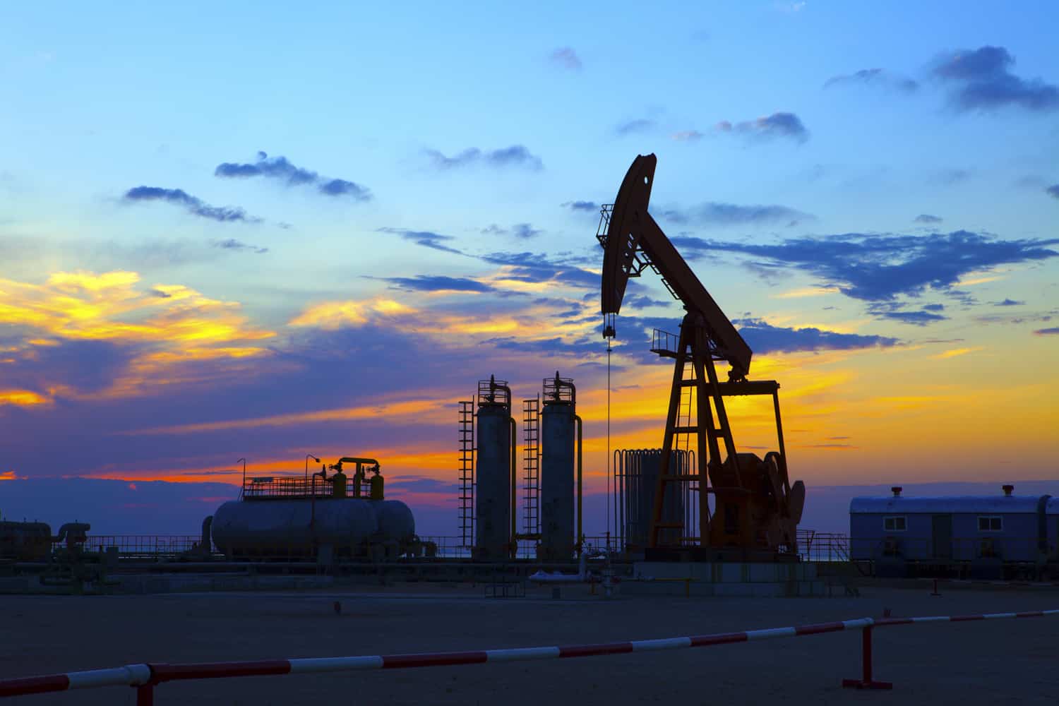 النفط يرتفع بفضل بيانات طلب قوي على الوقود