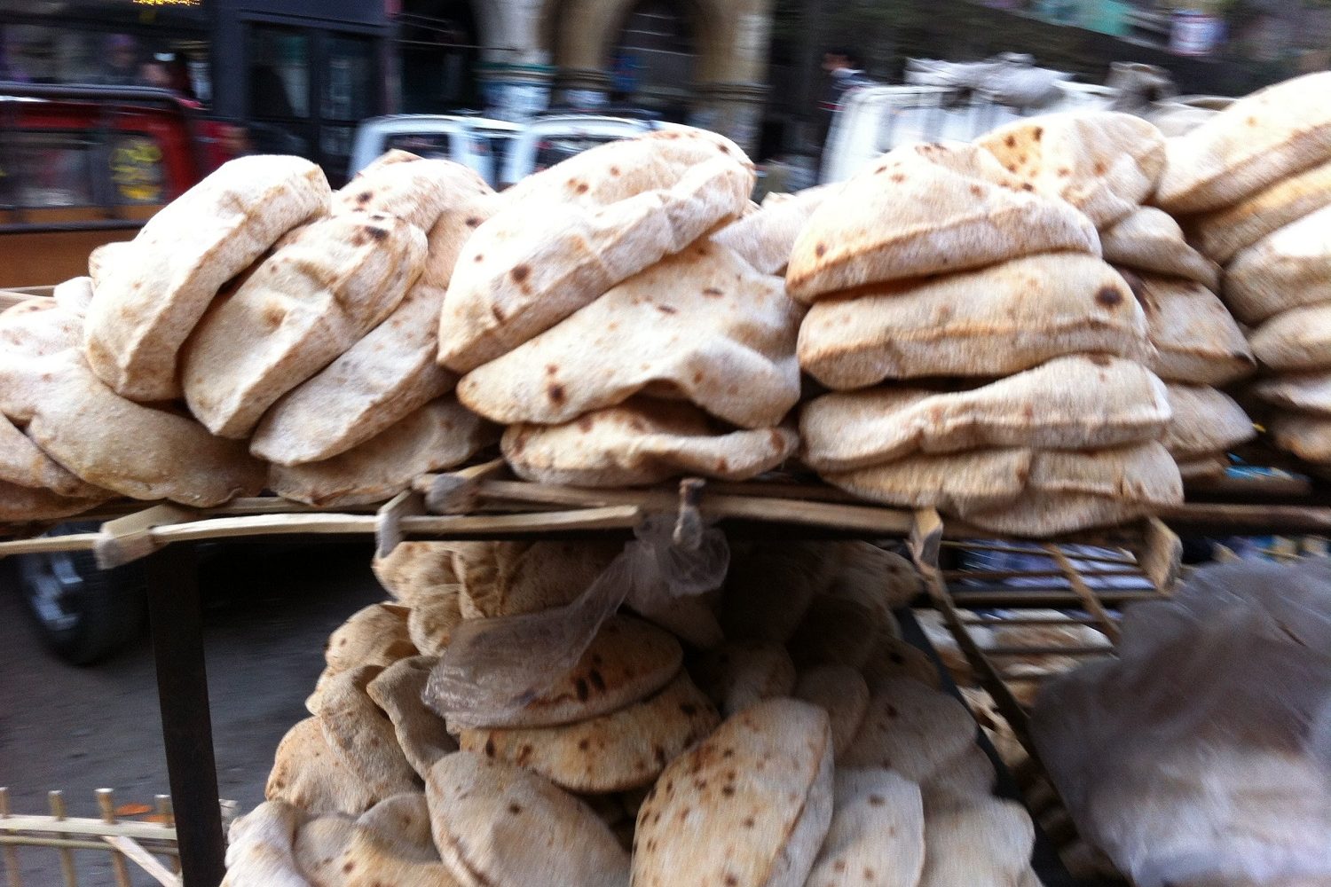 مصر تكشف حقيقة رفع سعر رغيف الخبز المدعم