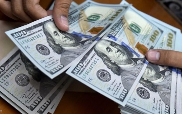 الصورة: الصورة: الدولار يحافظ على مكاسبه وسط رهانات على توقف رفع الفائدة