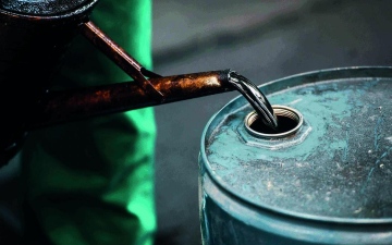 الصورة: الصورة: النفط يتراجع إثر مخاوف متعلقة بالطلب على الوقود