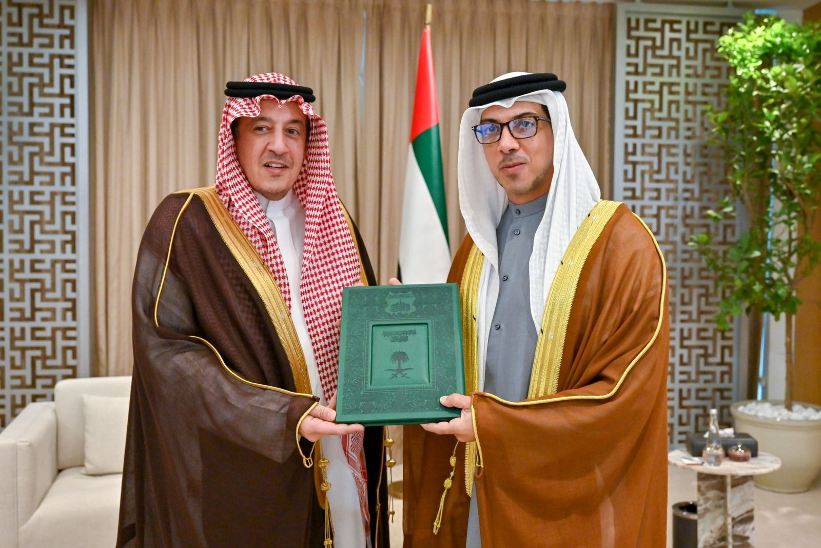 رئيس الدولة يتلقى دعوةً من الملك سلمان للمشاركة في القمة العربية بجدة