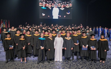 الصورة: الصورة: منصور بن محمد يشهد حفل تخريج الدفعة 26 للجامعة الأمريكية بدبي