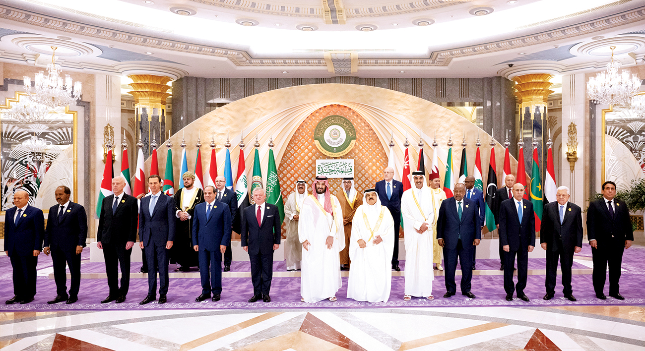 الصورة : منصور بن زايد في الصورة التذكارية الرسمية لملوك وقادة ورؤساء وفود الدول المشاركة بأعمال القمة العربية في جدة | وام