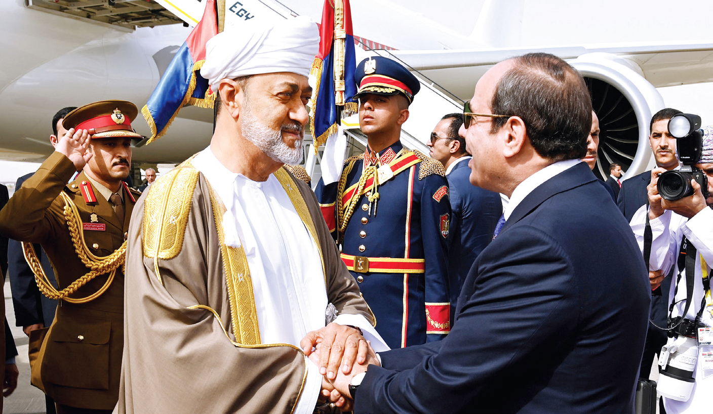 الصورة : الرئيس المصري خلال استقباله سلطان عُمان في مطار القاهرة