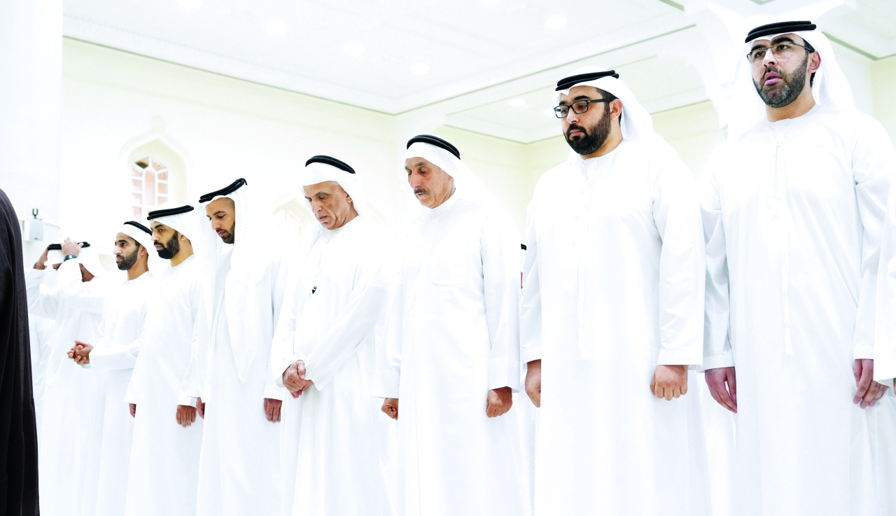 الصورة : سعود بن صقر ومحمد بن سعود وراشد المعلا والشيوخ خلال أداء صلاة الجنازة