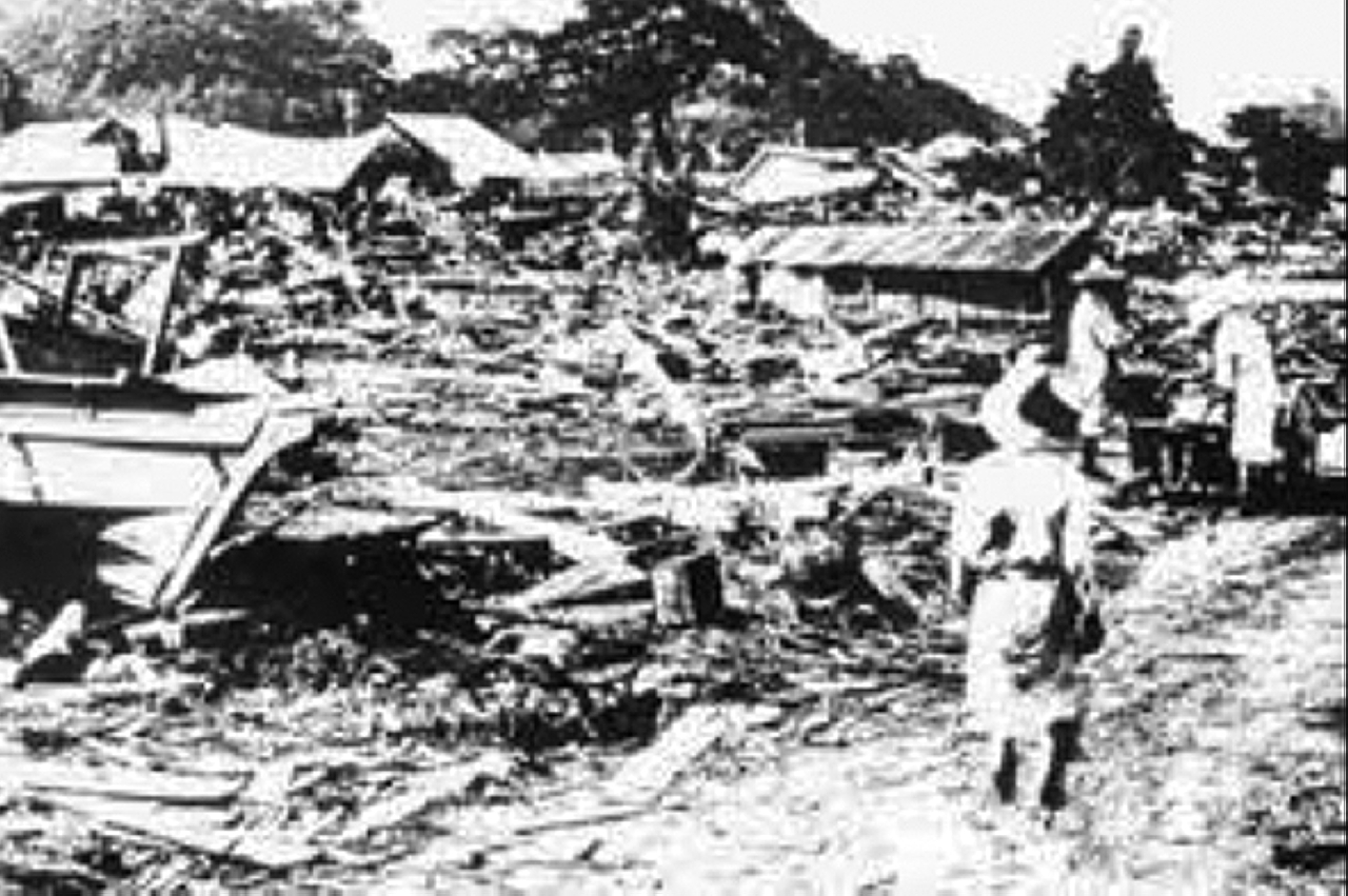 الصورة : 1927زلزال في مدينة تشينينغ الصينية، بلغت شدته 8.3 درجات وأسفر عن مقتل 200 ألف شخص.
