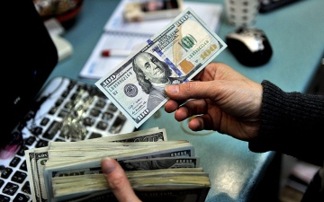 الصورة: الصورة: الدولار يتراجع مع تعثر مفاوضات سقف الدين الأمريكي